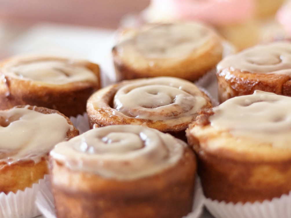 Cocinando los famosos Cinnamon Rolls de Main Street Bakery